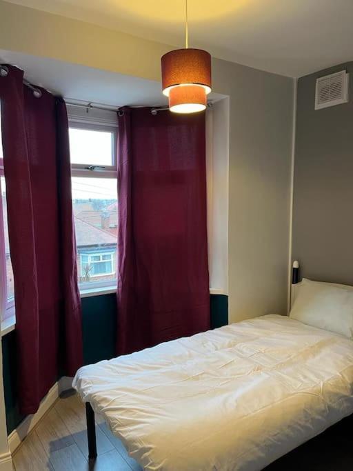 Ovington Grove 2 Fully Equipped Kitchen Free Parking 3 Bedrooms Netflix Newcastle upon Tyne Bagian luar foto